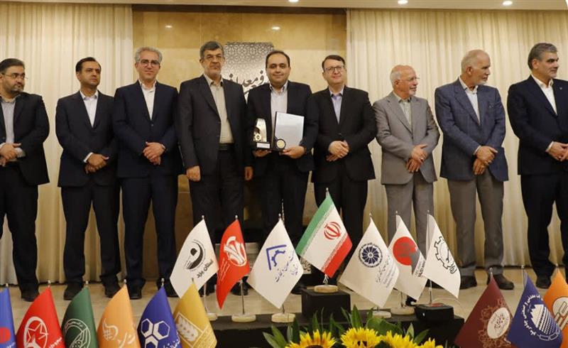 تجلیل از شركت نوین الكترود اردكان با عنوان واحد صنعتی نمونه كشوری